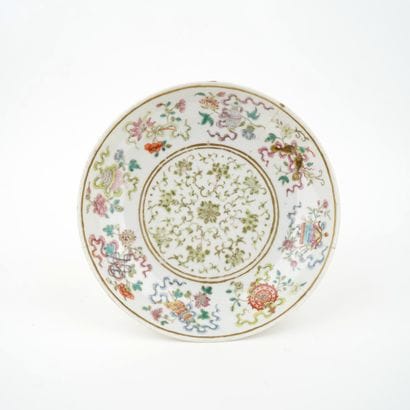 Rare coupelle en porcelaine à décor émaillé...