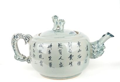 CHINE
Importante théière en terre cuite à...