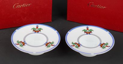 CARTIER
Paire de bougeoirs en porcelaine,...