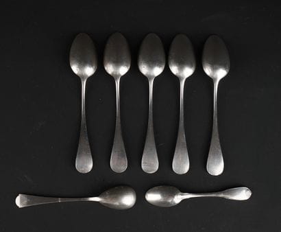 Suite de cinq petites cuillères modèle uniplat...