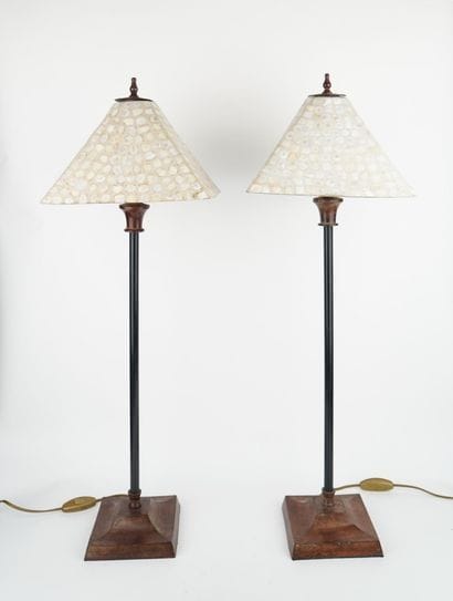 Paire de lampes en métal patiné brun et noir
Abat-jour...
