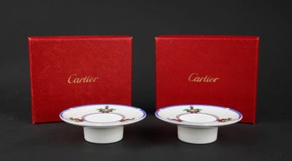 CARTIER
Paire de bougeoirs en porcelaine,...