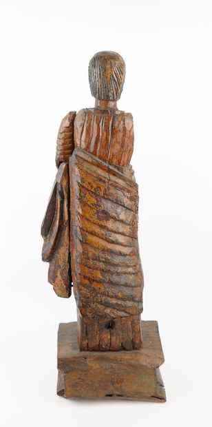 Saint Evangeliste en bois sculpté en ronde-bosse....