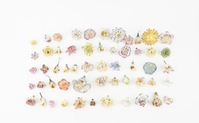 Lot de fleurs en porcelaine comprenant 146...