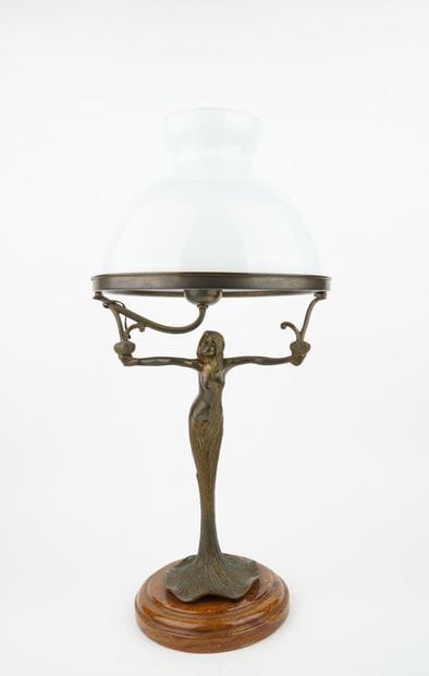 Lampe en bronze à décor de femme nue et jupe...