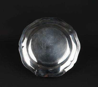 Plat rond en argent 950°/00
L'aile chantournée...