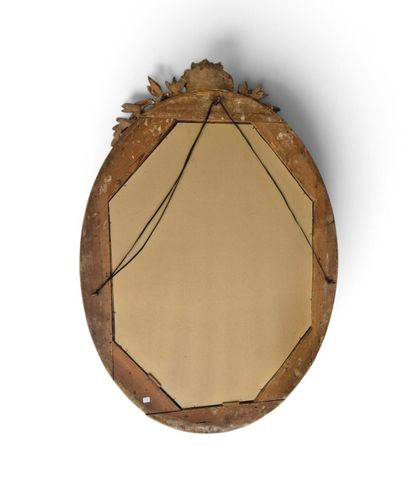 Miroir ovale en bois et stuc doré
Le fronton...