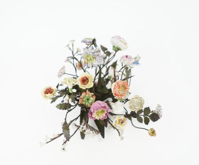 Lot de fleurs en porcelaine comprenant 146...