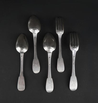 Réunion de trois cuillères et deux fourchettes...