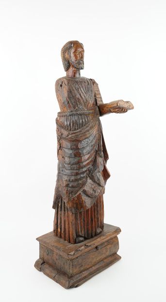 Saint Evangeliste en bois sculpté en ronde-bosse....