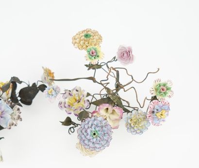 Lot de fleurs en porcelaine comprenant 146...