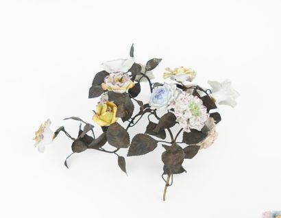 Lot de fleurs en porcelaine comprenant 146...