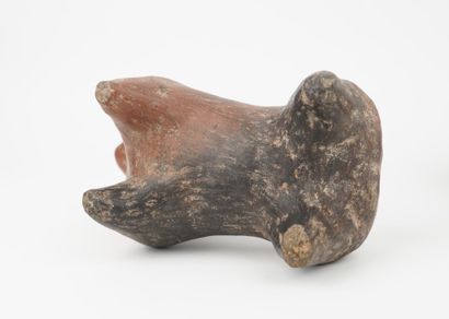 Lot de quatre objets en terre cuite:
Un vase,...