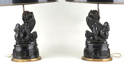 Paire de lampes retenant deux sujets en pierre...