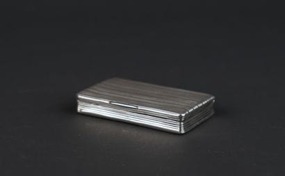 Boîte rectangulaire en argent 800°/00 à décor...