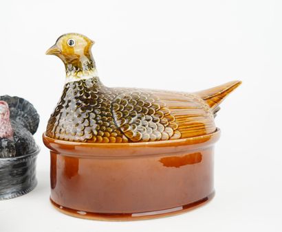 Réunion de terrines en porcelaine et céramique,...