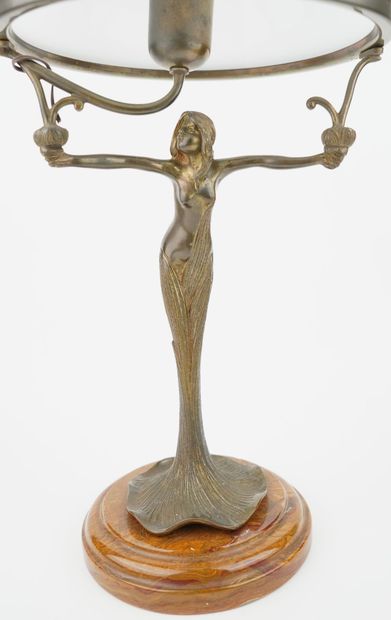 Lampe en bronze à décor de femme nue et jupe...