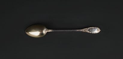 Cuillère en vermeil 950°/00 à décor rocaille...