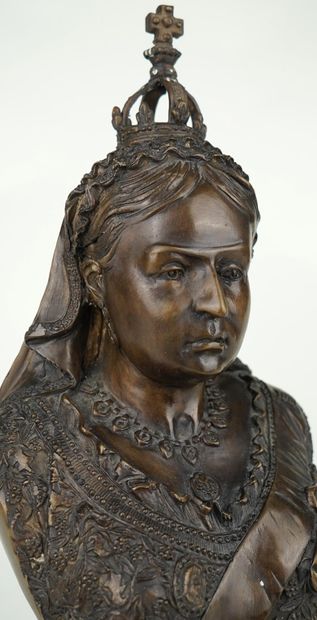 Buste de la reine Victoria en bronze à patine...