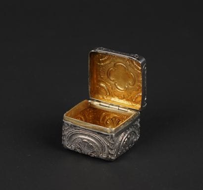 Boîte carrée en argent 800°/00 à riche décor...