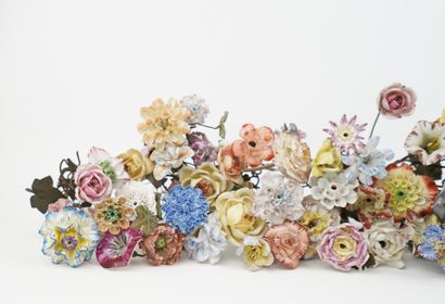 Lot de fleurs en porcelaine comprenant 146...