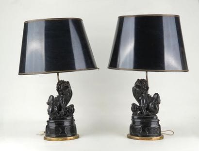 Paire de lampes retenant deux sujets en pierre...