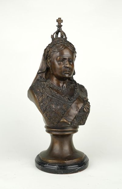 Buste de la reine Victoria en bronze à patine...