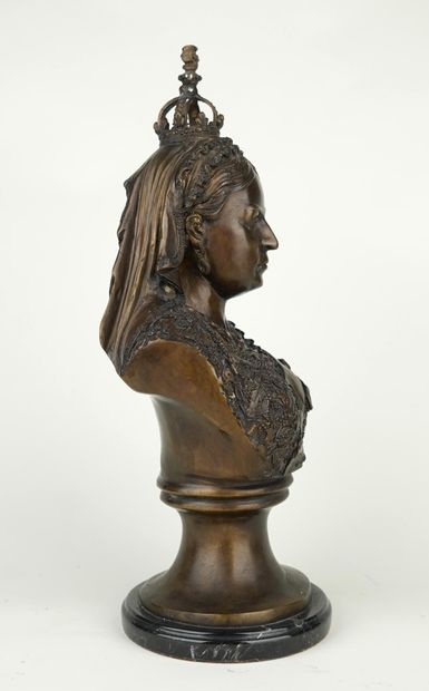 Buste de la reine Victoria en bronze à patine...