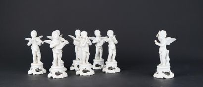 Suite de huit angelots musiciens formant...