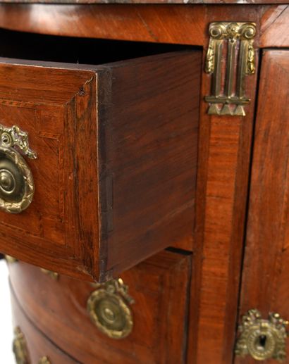 Commode demi-lune en bois de placage ouvrant...