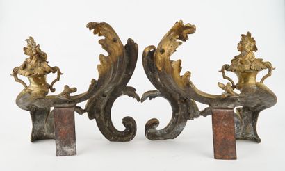 Paire de chenets en bronze doré à décor d'enroulements...