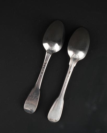 Réunion de deux cuillères en argent 950°/00,...