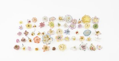 Lot de fleurs en porcelaine comprenant 146...