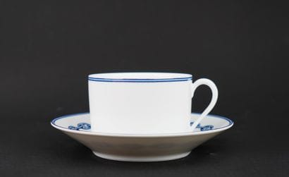 HERMES
Tasse et sa sous-tasse en porcelaine,...