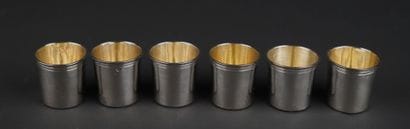 Suite de 6 gobelets à liqueur en argent 950°/00,
filets...