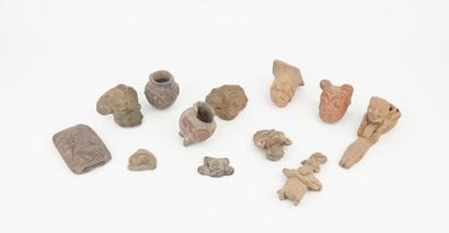 Lot de onze objets fragmentés en terre cuite:
Sept...