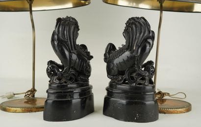 Paire de lampes retenant deux sujets en pierre...