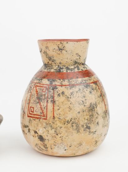 Lot de quatre objets en terre cuite:
Un vase,...