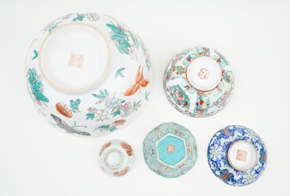 CHINE
Réunion de cinq bols en porcelaine,...