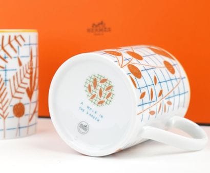 HERMES
Paire de tasses mugs en porcelaine,...