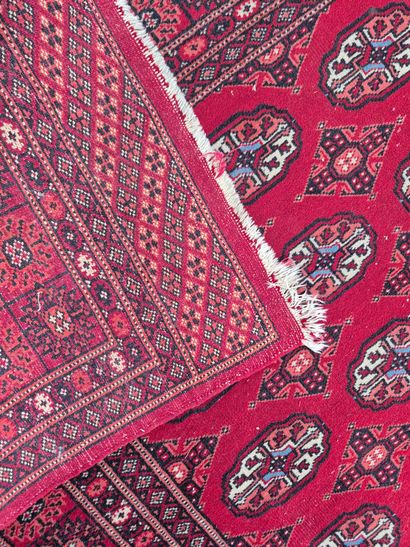 PAKISTAN
Tapis en laine, décor Boukhara
173...