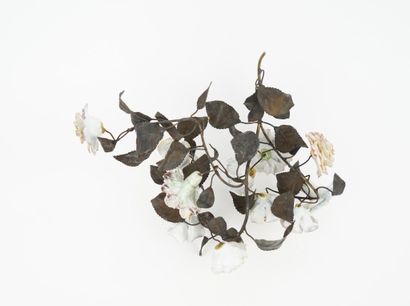 Lot de fleurs en porcelaine comprenant 146...