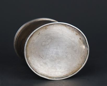 Boîte à thé en argent 950°/00
Décor de frises...