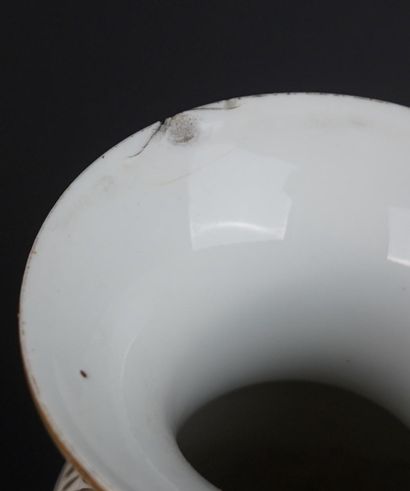 Paire de vases de Paris à décor de scènes...