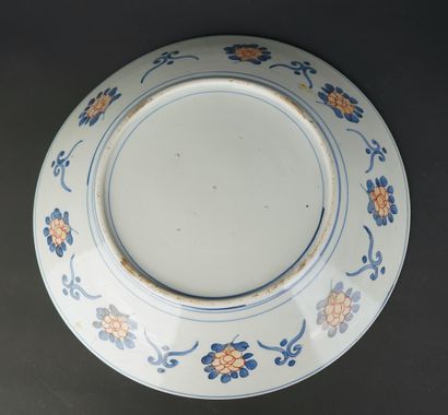JAPON
Important plat en porcelaine à décor...