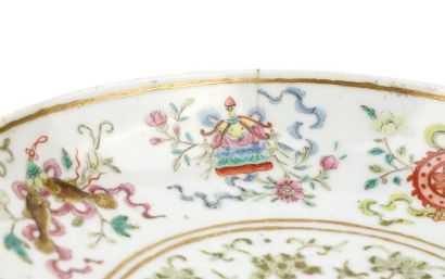Rare coupelle en porcelaine à décor émaillé...