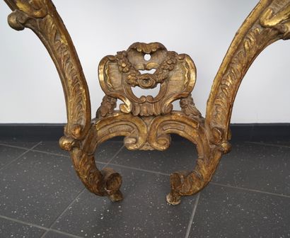 Console en bois mouluré, sculpté et doré...