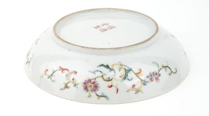 Rare coupelle en porcelaine à décor émaillé...