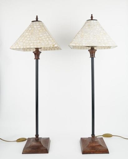 Paire de lampes en métal patiné brun et noir
Abat-jour...