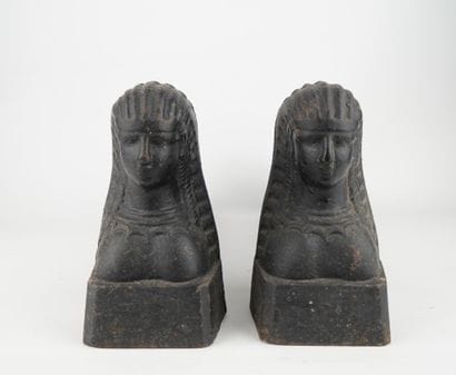 Paire de chenets en fonte à décor de sphinges
XIXème...